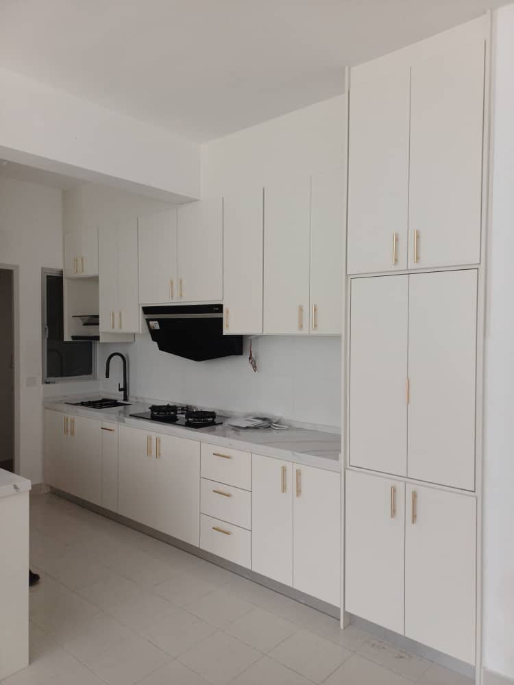 Kabinet dapur putih bersih dengan table top quartz hitam di Puchong