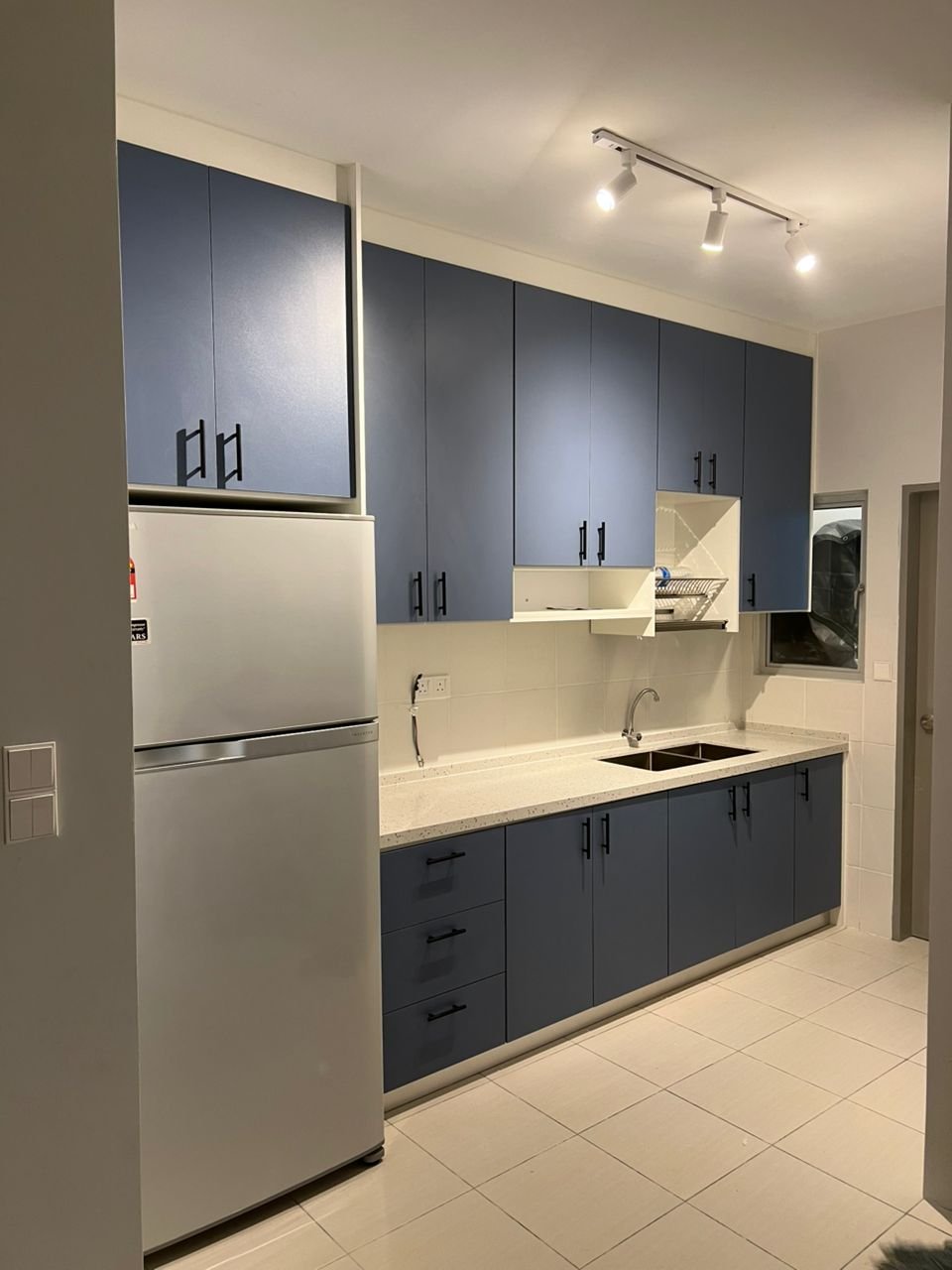 Kabinet dapur biru slate dengan table top quartz putih di Puchong