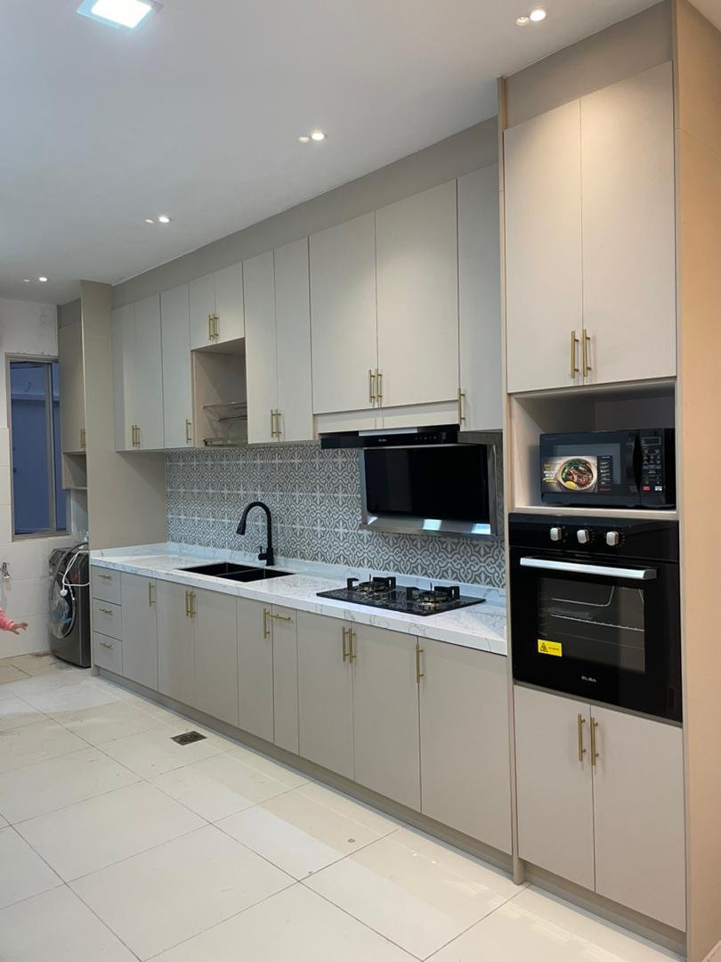 Kabinet dapur kelabu gelap moden dengan perkakas dapur terbina dalam
