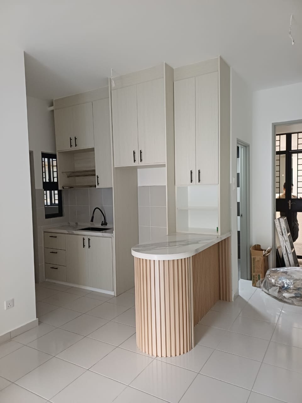 Kabinet dapur kontemporari dengan kaunter island fluted melengkung di Subang Jaya