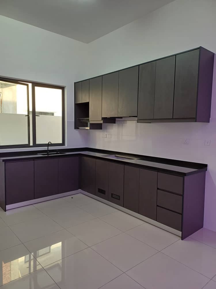 Kabinet dapur bentuk L kelabu matte di Subang Jaya