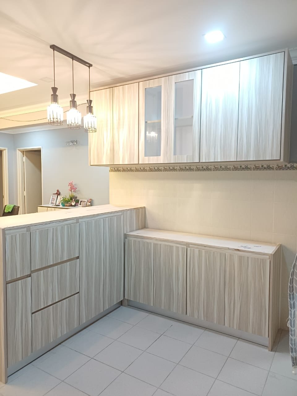 Kaunter bar makan dan kabinet dinding kaca di rumah Shah Alam