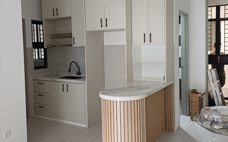 Warm Contemporary kitchen with fluted island bar in Subang Jaya by Orked Kitchen Cabinet