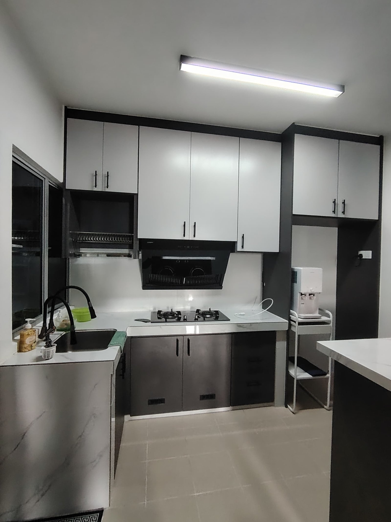 Kabinet dapur moden L-shape dengan kaunter island panel fluted di Selangor