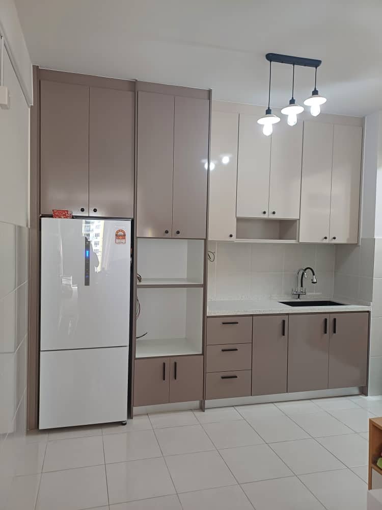 Kabinet dapur taupe dengan menara pantri dan ruang peti sejuk di Seri Kembangan